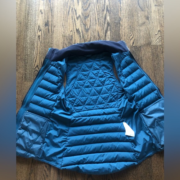 LULULEMON Down for it All running vest in green teal - Picture 6 of 11